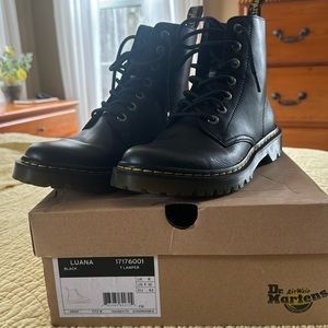 Dr Martens 7 hole like new